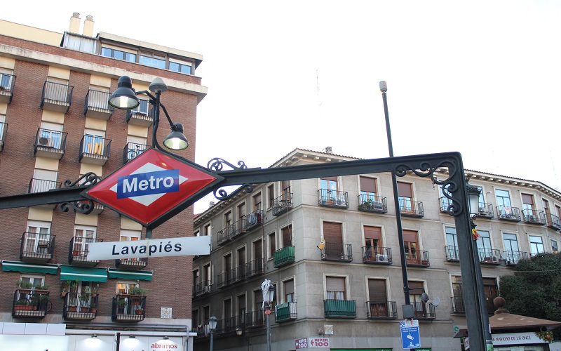 Boca de metro del barrio madrileño de Lavapiés. Fuente: Estefanía Dorado.