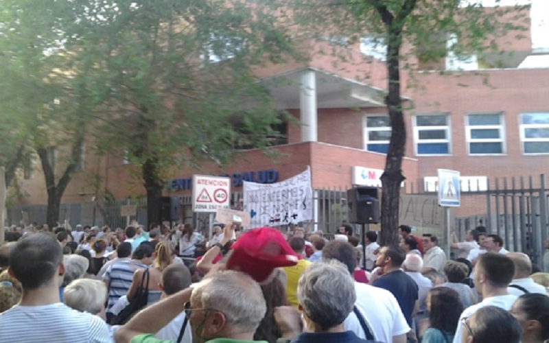 Manifestación del barrio de La Fortuna frente al Centro de Salud. Autor: Cristina Barco.