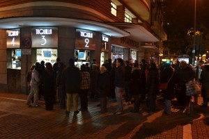 Cola en el cine Proyecciones, en la calle Fuencarral, el pasado martes. Autoría, Diego Fonseca Rodríguez