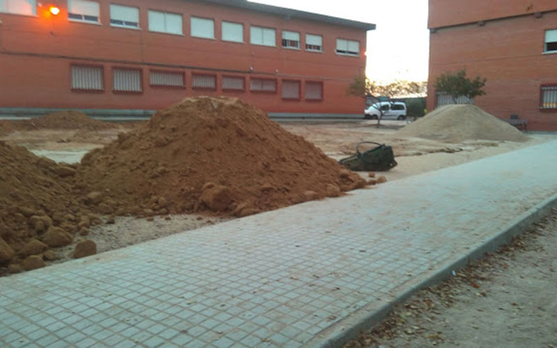 Montones de arena en colegio Giner de los Ríos para arreglar el pavimento. Fotografía: AMPA Giner de los Ríos