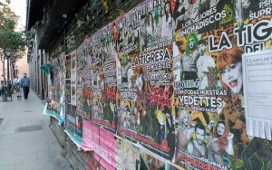 Vista de los carteles que se encuentran en la calle del Pez. Fotografía: Natalia Escobar