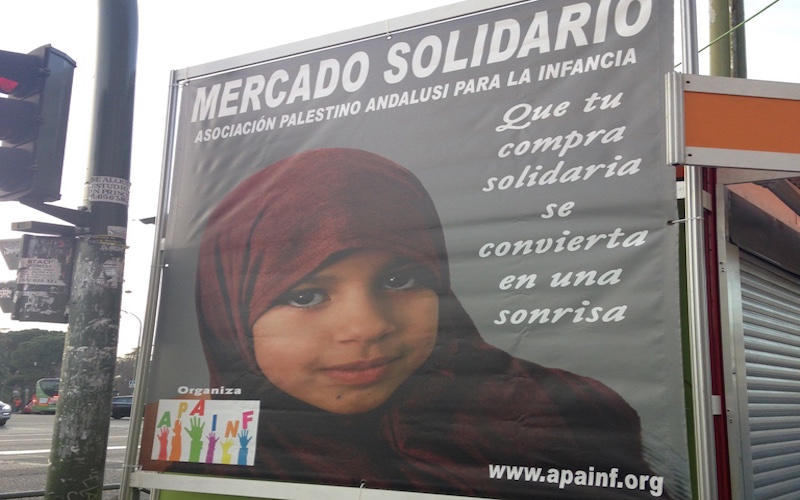 Cartel informativo del mercado "solidario" de APAINF. / Foto de Yess Fernández