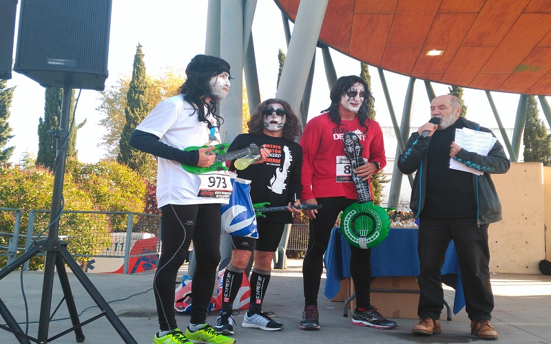 Participantes de la carrera ataviados con la ropa de KISS./ Carolina Álvarez Albalá