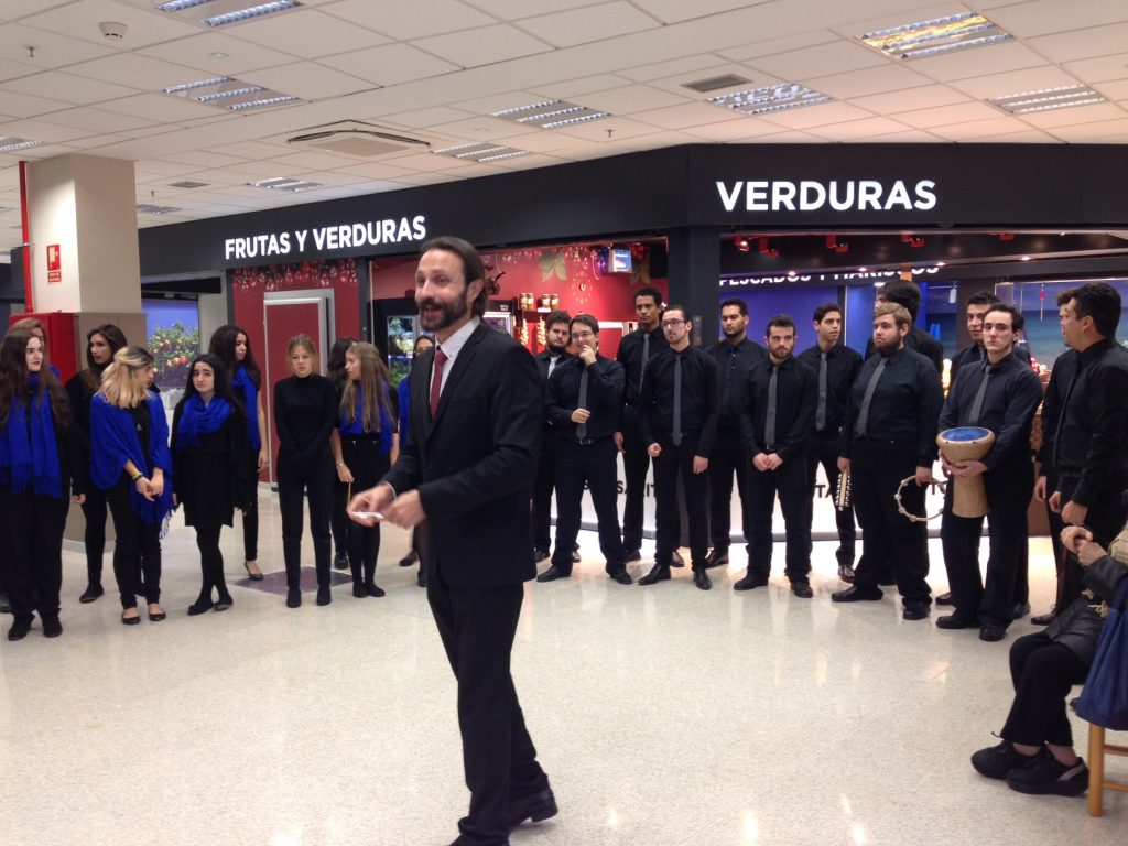 Imagen del Coro de Jóvenes de Madrid cantando en un mercado de la ciudad. Fonte: Ayuntamiento de Madrid