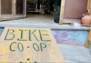 Puerta de entrada a la tienda/taller de bicis FixiDixi